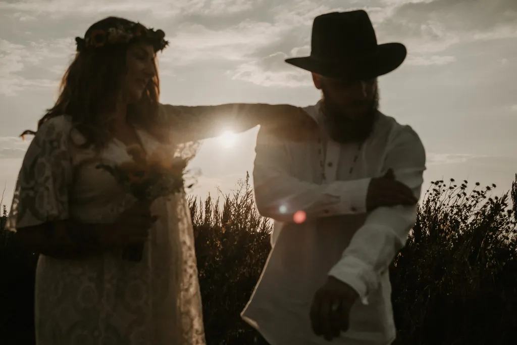 couple marié à contre jour