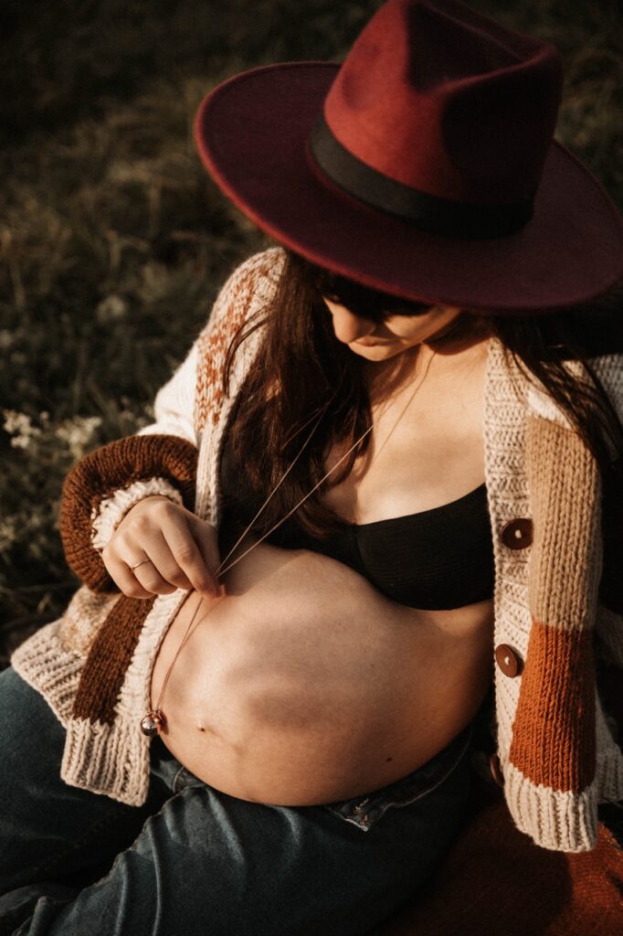 Grossesse femme enceinte Chapeau rouge bola gilet