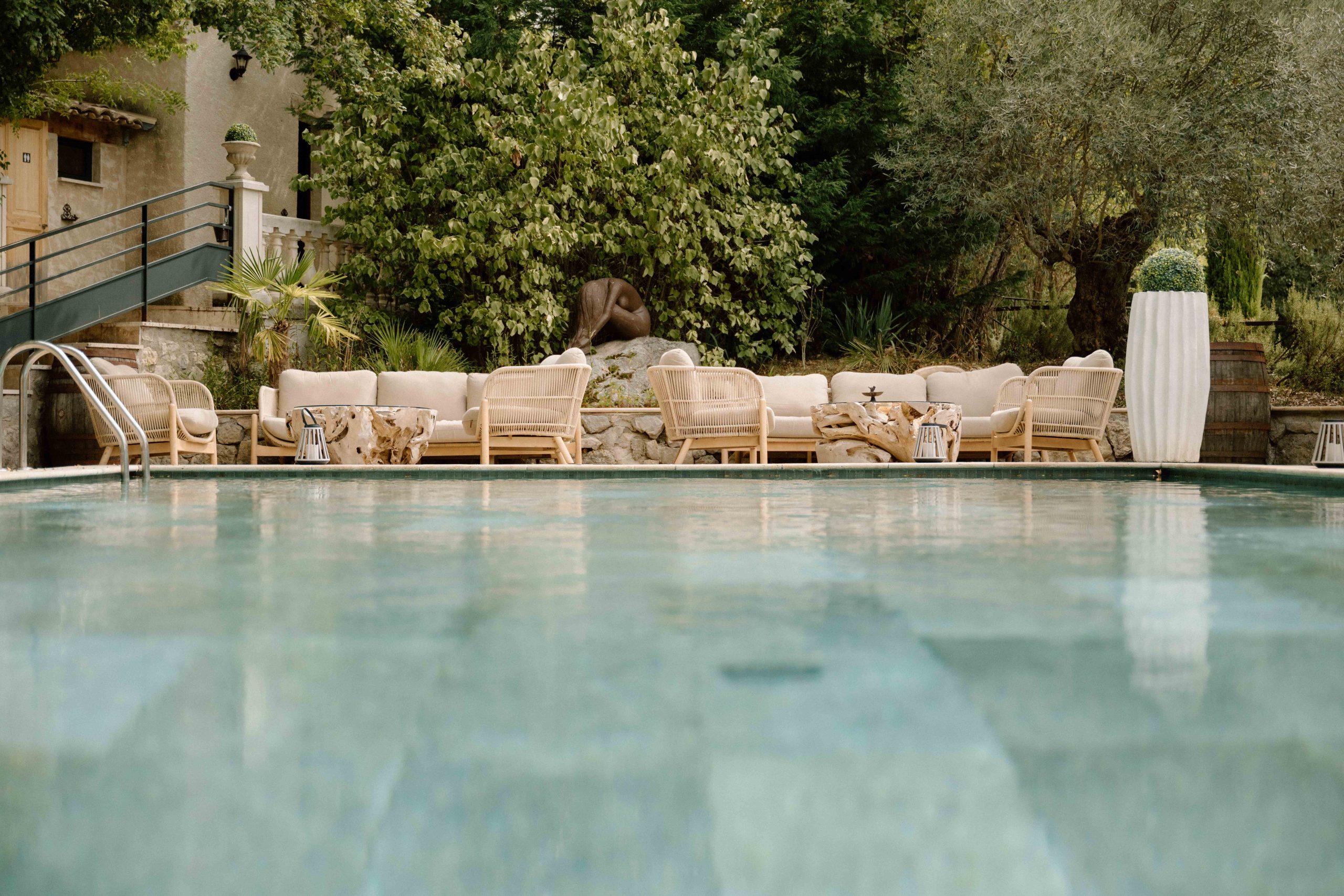 Lieu de reception de mariage. Mariage à sisteron au bord de la piscine